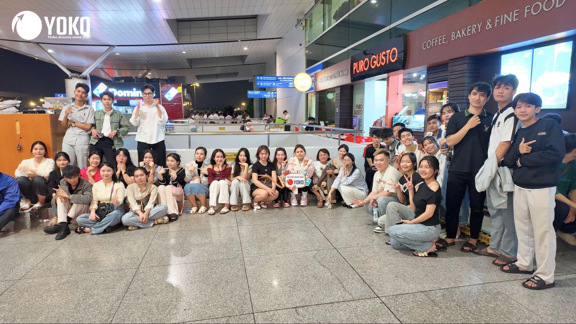 Tiễn bay du học sinh tại sân bay Tân Sơn Nhất (Yoko HCM)